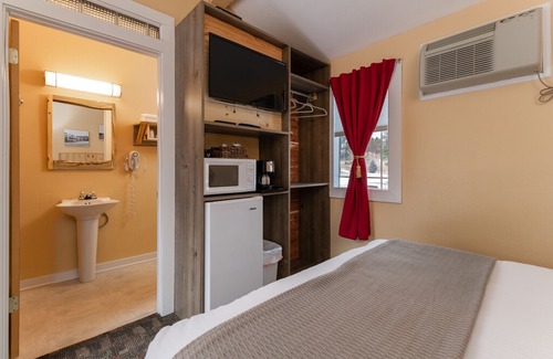 Hill City Cottage | Western-Whispering Winds Cottages
