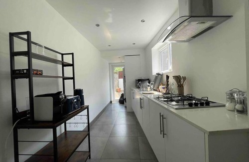 Askew House | Westfield, 8 Beds, 5 Stations 10min, Central 20min