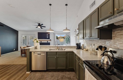 Glendale House | Westgate Pool & Stadium Stay