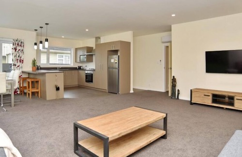 Saint Albans House | Weston Villa - Contemporary, Renovated and Spacious