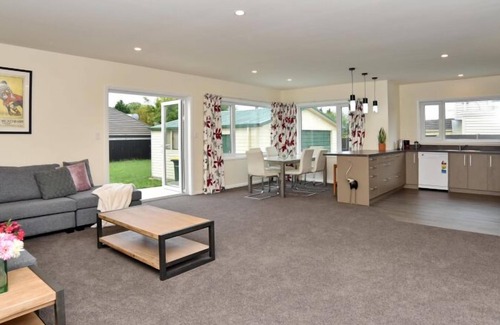 Saint Albans House | Weston Villa - Contemporary, Renovated and Spacious