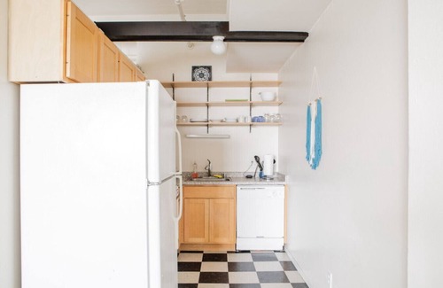 Westown Apartment | Westown 1BR Apt Near Fiserv, Baird, and Theater District