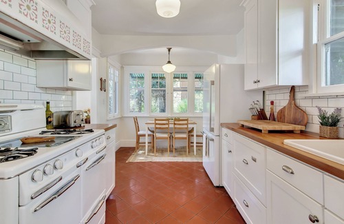 Paso Robles House | WESTSIDE SPANISH BUNGALOW -HOT TUB & Walk to Downtown Square!