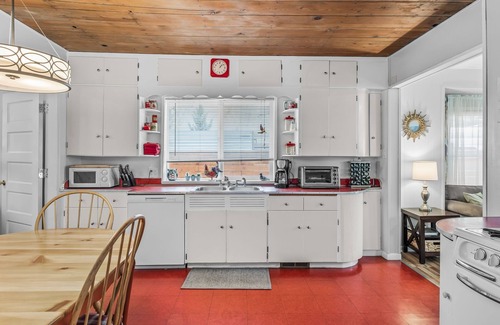 River West Cottage | Westside Spot! Hot Tub+Big Porch w/Enclosed Yard+Pets OK