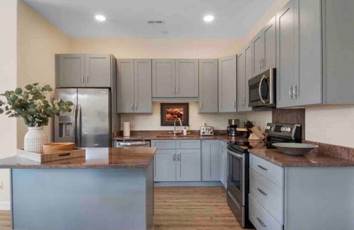 Black Mountain House | Westview Lodge - Downtown BMT!