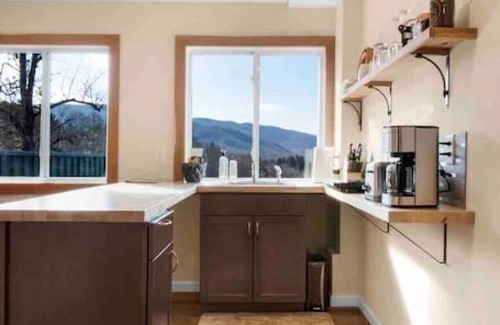 Black Mountain House | Westview Lodge - Downtown BMT!