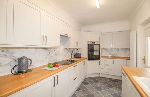 Weymouth Cottage | WEYMOUTH BAY APARTMENT A, pet friendly, with a garden in Weymouth