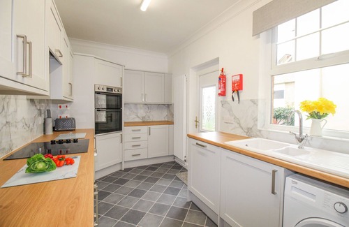 Weymouth Cottage | WEYMOUTH BAY APARTMENT A, pet friendly, with a garden in Weymouth