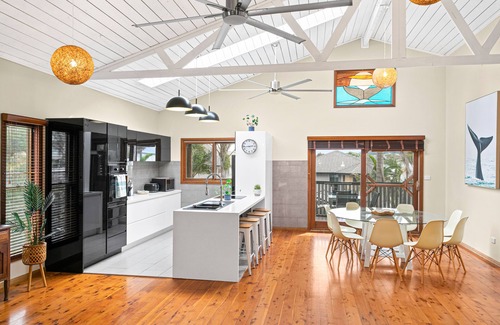 Warilla House | Whale House - Warilla Beach across the road