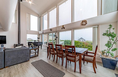 Gold Beach House | Whale of a View