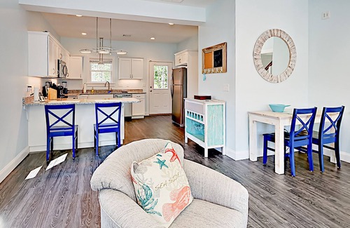 Arundel Cottage | Whale Song Accessible Cottage - Near Beaches w/Resort-style Pool