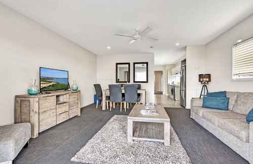 Caves Beach House | Whale Tales at Caves Beach Villas
