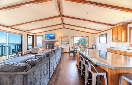 Dillon Beach House | WhaleWatch: Perfect & FUN Coastal Retreat-Epic Views! WiFi/HotTub/GmRm/Pup