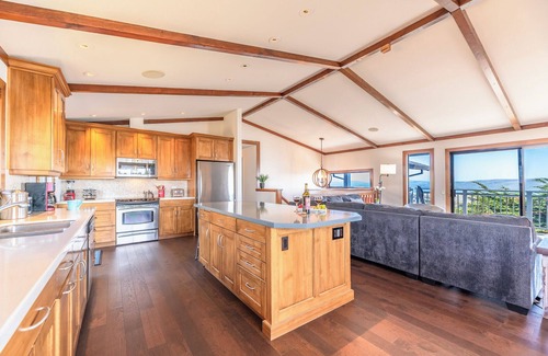 Dillon Beach House | WhaleWatch: Perfect & FUN Coastal Retreat-Epic Views! WiFi/HotTub/GmRm/Pup