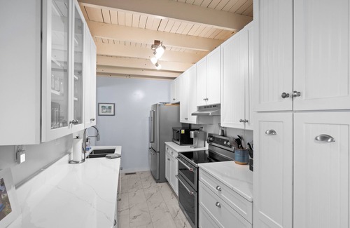 Lakeside House | What a Lake View! Lakeside cottage inside gates. Golf cart & linens included.