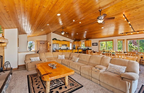 Castle Glen Estates Cabin | What A View by Destination Big Bear : Castle Glen Estates: Lake & Mountain Views! Hot Tub! Propane BBQ! Ping Pong!