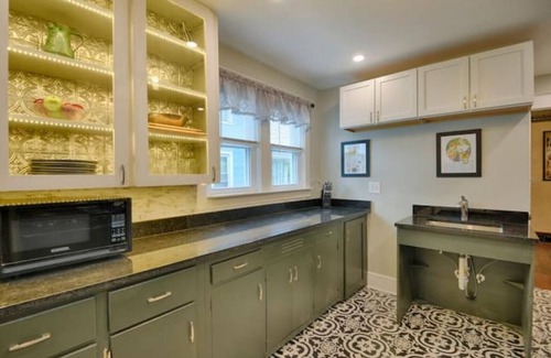 Johnson City House | Wheelchair accessible Roaring 20s House near University and all area hospitals