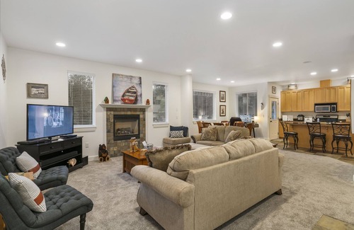 Freeland House | Whidbey House 3 BR 2 BA Porch & Patio: Walk to Golf & Beach Sleeps 6-7
