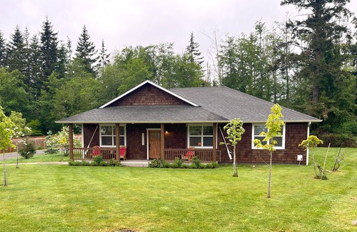 Freeland House | Whidbey House 3 BR 2 BA Porch & Patio: Walk to Golf & Beach Sleeps 6-7