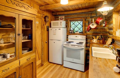Greenbank Cabin | Whidbey Island Cabin w/ Deck & Gas Grill!