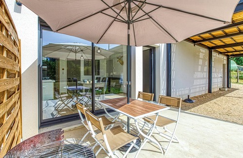 Gages House | While swimming in the garden pool, watch the animals in the adjacent wildlife enclosure.
