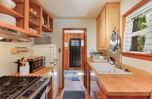 Pine Cove Cabin | Whimsical Cabin *Spa, Fireplace, Pet Friendly*
