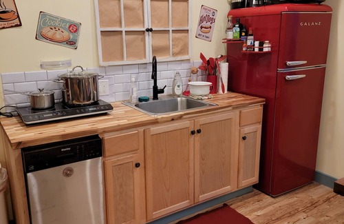 Bolton Apartment | Whimsical PNW Nostalgic 3-bedroom apartment in peaceful West Linn with AC, WiFi