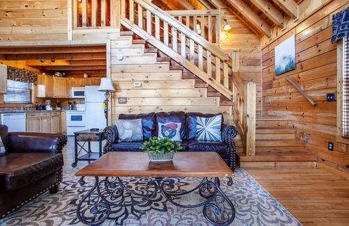 Gatlinburg Cabin | Whisk-A-Way - Hot Tub, Pool Table & Jacuzzi!