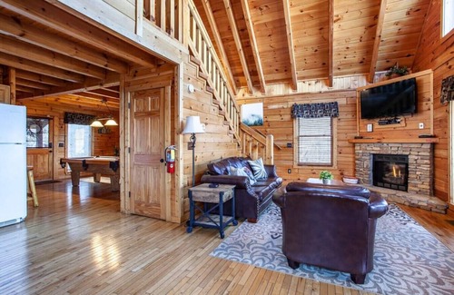 Gatlinburg Cabin | Whisk-A-Way - Hot Tub, Pool Table & Jacuzzi!