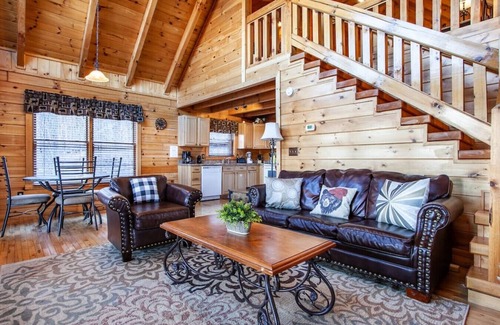 Gatlinburg Cabin | Whisk-A-Way - Hot Tub, Pool Table & Jacuzzi!