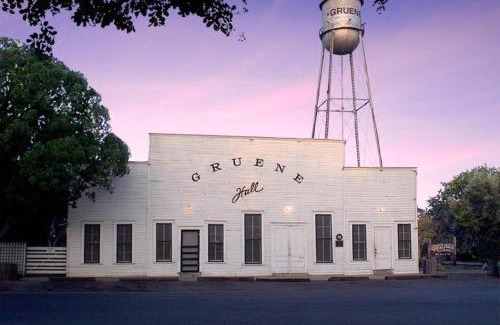 Gruene Apartment | Whiskey River - Texas Music Theme in Historic Gruene, Riverfront on the Guadelupe River