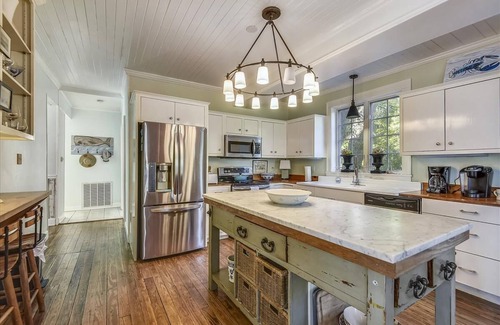 Tybee Island Cottage | Whispering Palms c. 1926 Pet Friendly, pool! Close to Beach & downtown Tybee