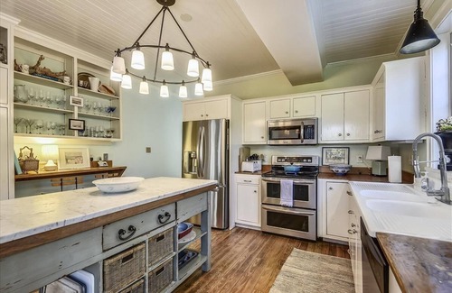 Tybee Island Cottage | Whispering Palms c. 1926 Pet Friendly, pool! Close to Beach & downtown Tybee