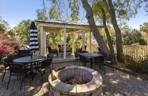 Tybee Island Cottage | Whispering Palms c. 1926 Pet Friendly, pool! Close to Beach & downtown Tybee