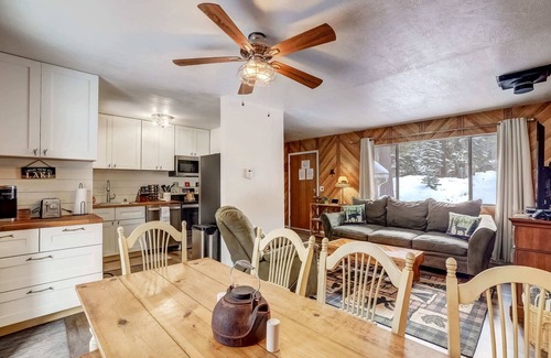 South Lake Tahoe House | Whispering Pines Cabin - Family and pet friendly abode