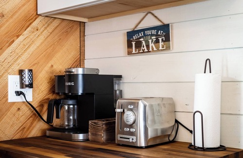 South Lake Tahoe House | Whispering Pines Cabin - Family and pet friendly abode