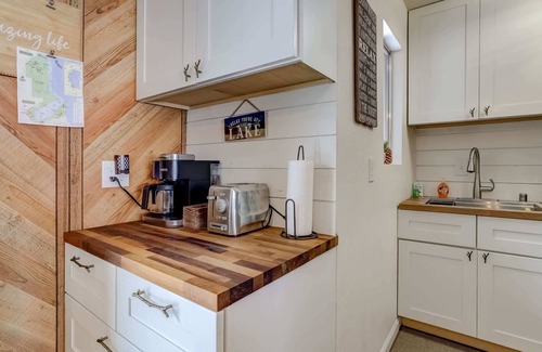 South Lake Tahoe House | Whispering Pines Cabin - Family and pet friendly abode