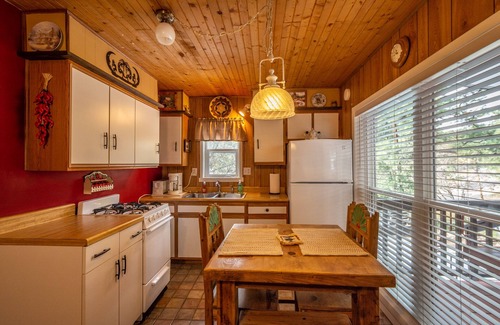 Ruidoso Cabin | Whispering Pines Cabin with Hot Tub in Ruidoso