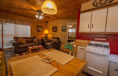Ruidoso Cabin | Whispering Pines Cabin with Hot Tub in Ruidoso