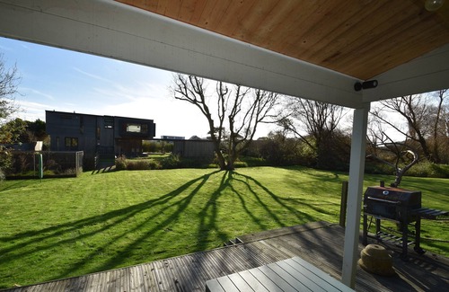 Hastings House | Whispering Reeds: Pett Level - Peaceful beachside escape with seaview glimpses