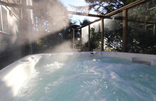 Newport House | Whispering Seas with Hot Tub!