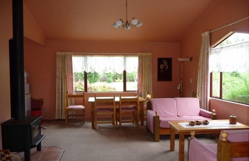 Featherston Cottage | Whispering Winds, private holiday cottage