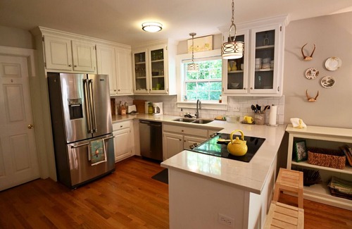 Highlands Cabin | Whispering Woods Walk to town from this 3 BR/2.5 cottage $400.00 nightly