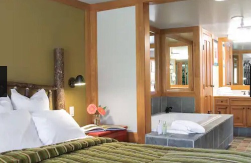 Whistler Resort | Whistler Hilton Ski Resort. Cozy one bedroom. Steps away from all the fun!