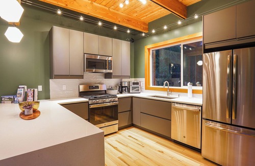 Glacier House | Whistler Inspired View Home w/Hot Tub, Starlink Internet & Fireplace ~ Minutes to Mt. BAKER