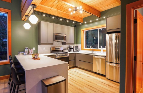 Glacier House | Whistler Inspired View Home w/Hot Tub, Starlink Internet & Fireplace ~ Minutes to Mt. BAKER