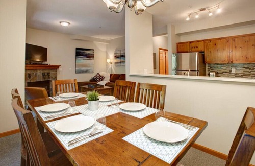 Whistler Cay Heights Condo | Whistler Village 2BR:Sleeps 6, Hot Tub & Pool Patio+ BBQ,Free Parking &Walk to Everything!