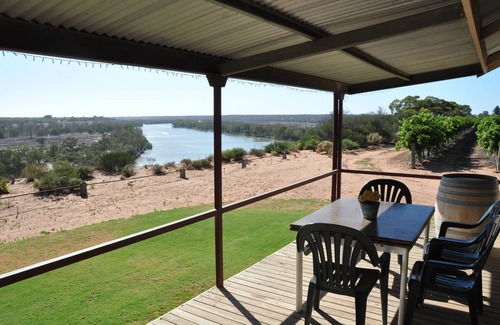 Holder Cottage | Whistling kite cottage overlooking the scenic Murray River