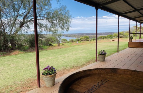 Holder Cottage | Whistling kite cottage overlooking the scenic Murray River