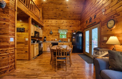 Bristol Cabin | Whistling Timbers Cabin, <1 mile from S. Holston River/Dam, pet-friendly w/fee